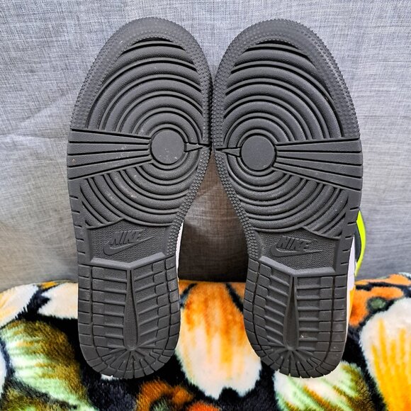 Air Jordan 1 Retro High White Volt Size GS 6Y / 7.5 Womens 575441-118 - Picture 6 of 12